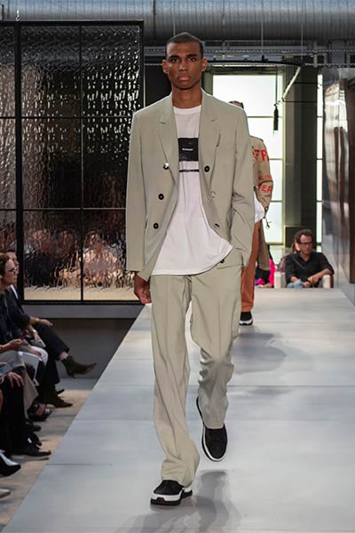 تصاميم راقية بلمسة جريئة ... اليك مجموعة Ricardo Tisci الأولى لدار Burberry